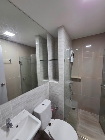 room interior and bathroom of พลัมคอนโด สะพานใหม่ สเตชั่น PLUM CONDO SAPHANMAI STATION
