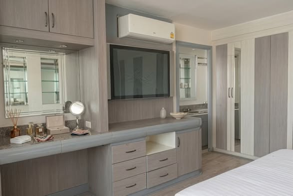 bedroom and room interior of President Park