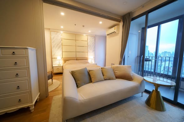 living room and bedroom of Q Chid Lom – Phetchaburi