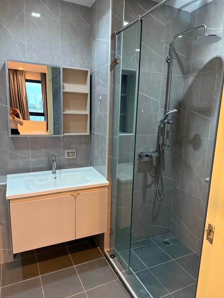room interior and bathroom of Quinn Ratchada 17