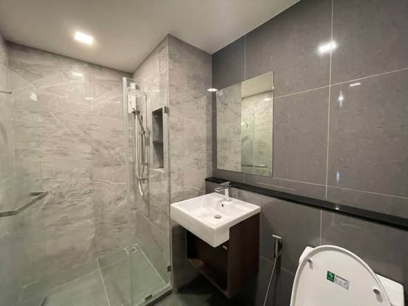 room interior and bathroom of Quintara Phume Sukhumvit 39