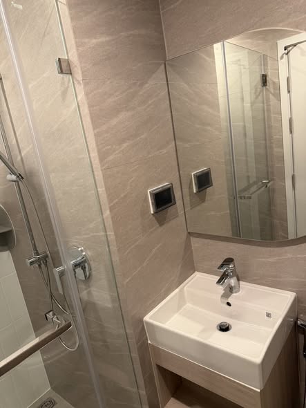 bathroom of Reference Sathorn-Wongwianyai (เรฟเฟอเรนซ์ สาทร-วงเวียนใหญ่)