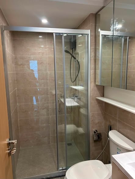 room interior and bathroom of Regal Srinakarin 40