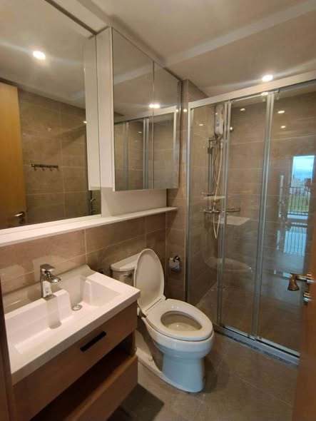 room interior and bathroom of Regal Srinakarin 40