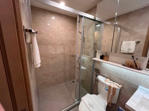 room interior and bathroom of Regal Srinakarin 40