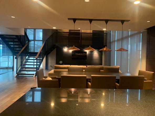 living room and kitchen of Rende Sukhumvit 23