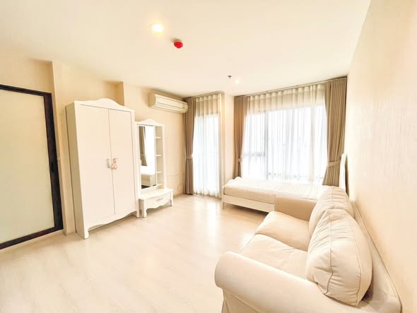 bedroom and room interior of Rhythm Asoke