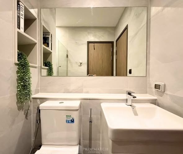bathroom of Rhythm Ekkamai Estate
