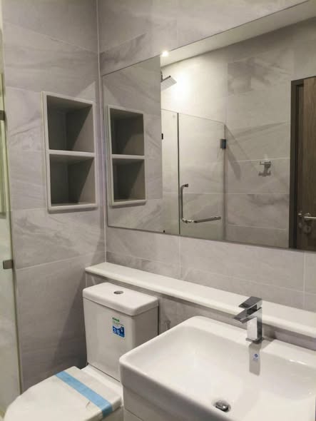 room interior and bathroom of Rhythm Ekkamai Estate