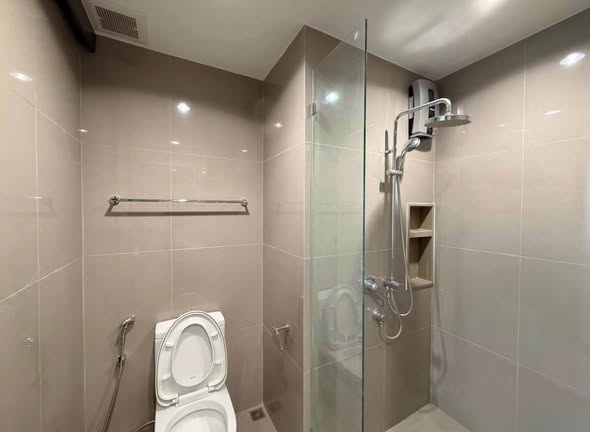 room interior and bathroom of Rhythm Sukhumvit 42