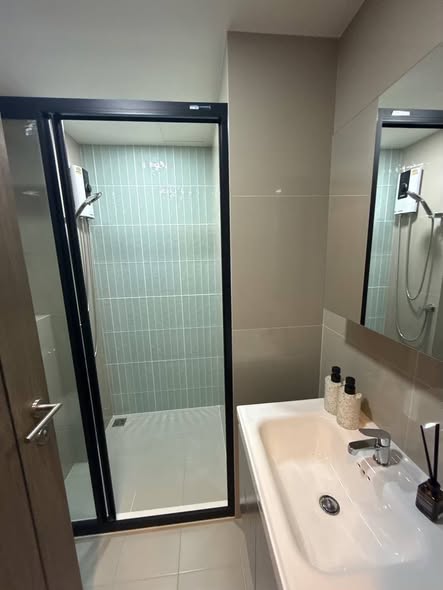 room interior and bathroom of เดอะมูฟ ประดิพัทธ์