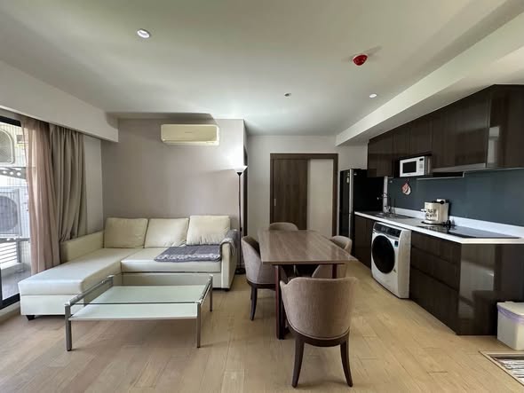 bedroom and living room of Runesu Thonglor 5 (รูเนะสุ ทองหล่อ 5)