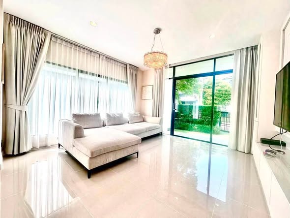 bedroom and living room of Setthasiri Krungthep Kreetha 2