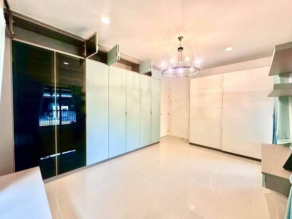 room interior and kitchen of Setthasiri Krungthep Kreetha 2