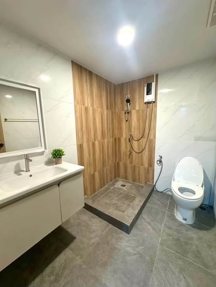 room interior and bathroom of Siam Condominium