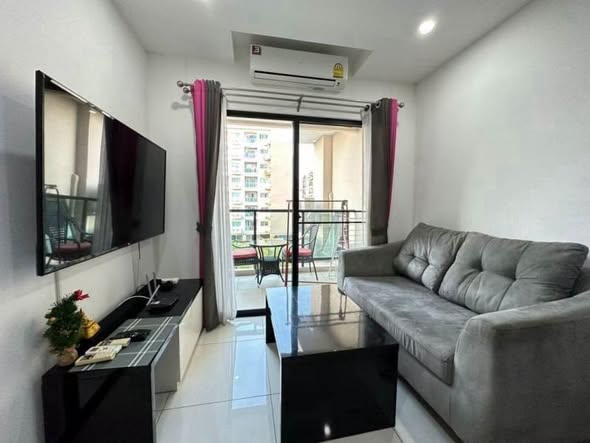living room and bedroom of Siam Oriental Elegance 1
