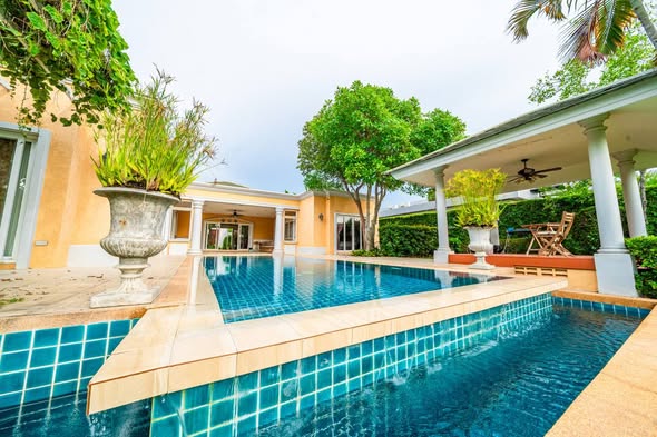 pool of Siam Royal View Pattaya main entrance
