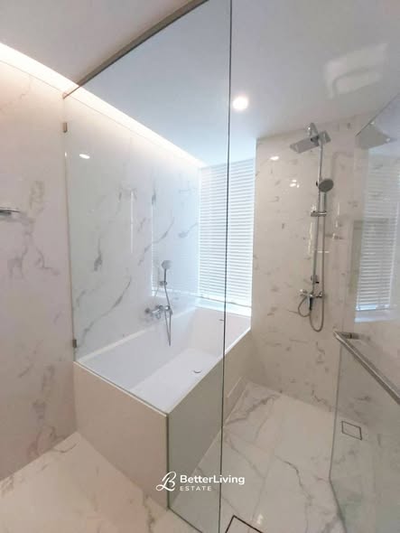 room interior and bathroom of Siamese Exclusive Queens ไซมีส เอ็กซ์คลูซีฟ ควีนส์