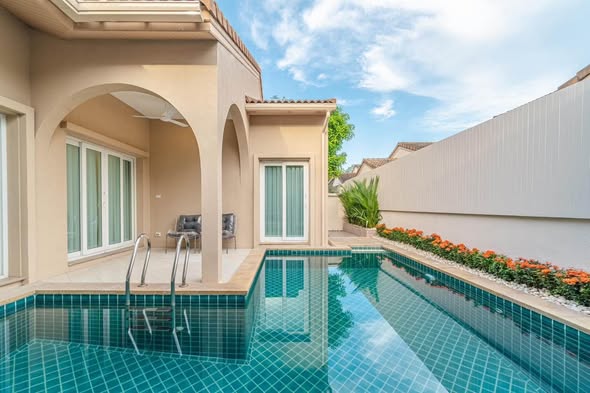 pool of Silk Road Place Office