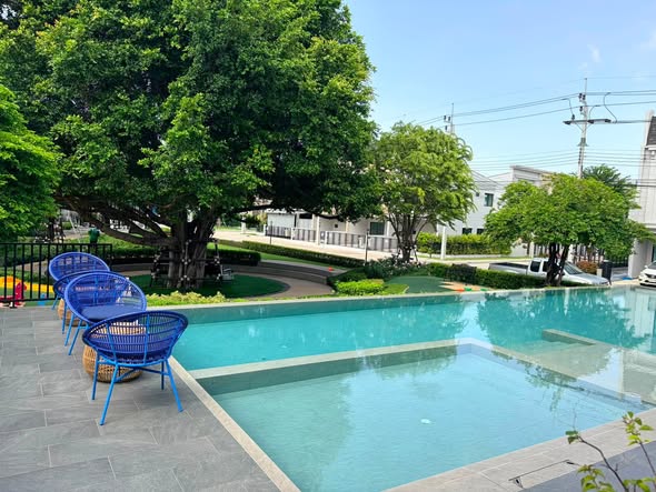 pool of Siri Place Pattanakarn