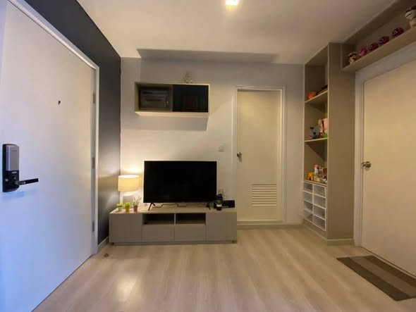 bedroom and room interior of Skyline Rattanathibet Condominium