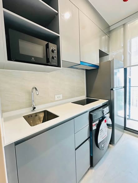 bathroom and kitchen of Skyrise Avenue Sukhumvit 64