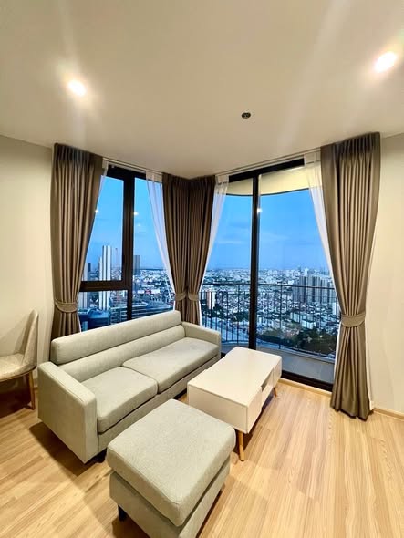 bedroom and living room of Skyrise Avenue Sukhumvit 64