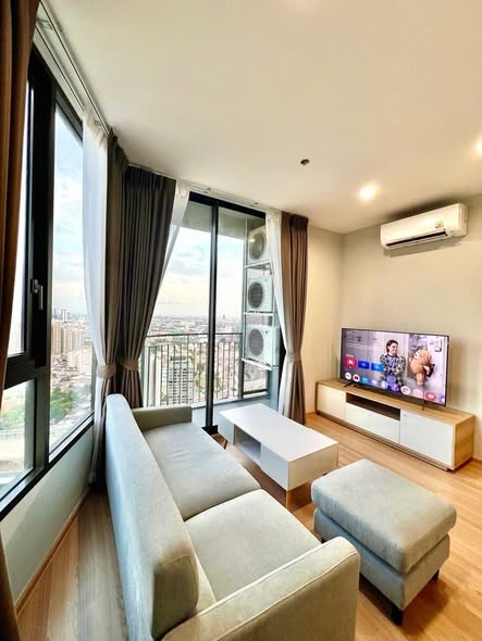 bedroom and living room of Skyrise Avenue Sukhumvit 64