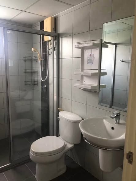 room interior and bathroom of Supalai City Resort Station Pranangklao – Chaophraya