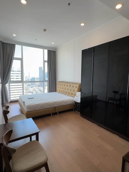bedroom and room interior of Supalai Elite Surawong