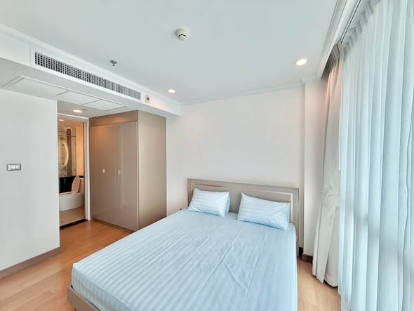 bedroom and room interior of Supalai Oriental Sukhumvit 39