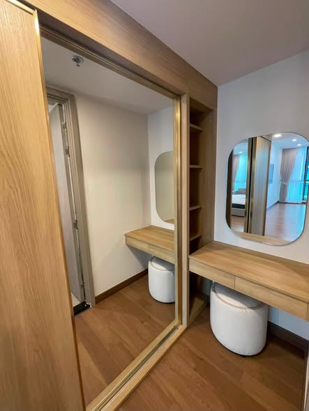 room interior and bathroom of Supalai Oriental Sukhumvit 39