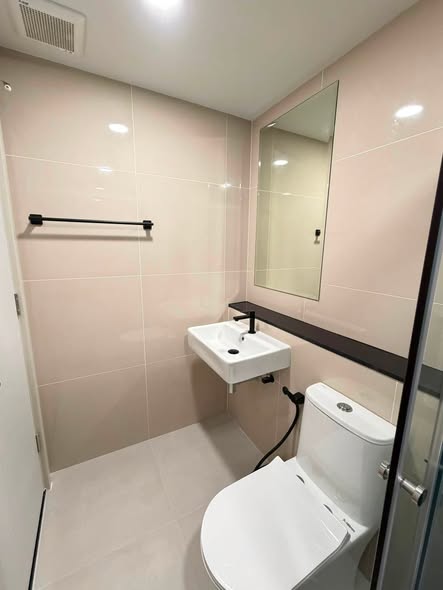 room interior and bathroom of Supalai Sense Srinakarin
