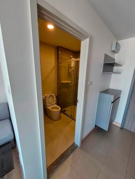 room interior and bathroom of Supalai Veranda Rama 9