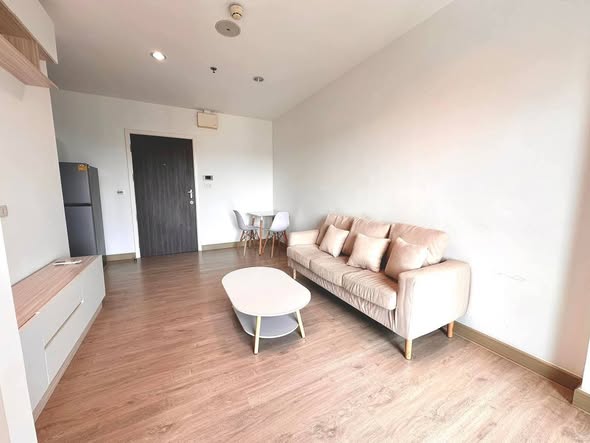 living room of Thana Astoria – New York Art Deco Inspired