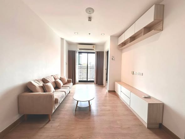 living room of Thana Astoria – New York Art Deco Inspired