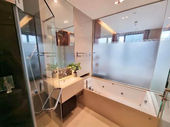room interior and bathroom of The Address Sukhumvit 28