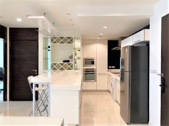 room interior and kitchen of The Address Sukhumvit 42
