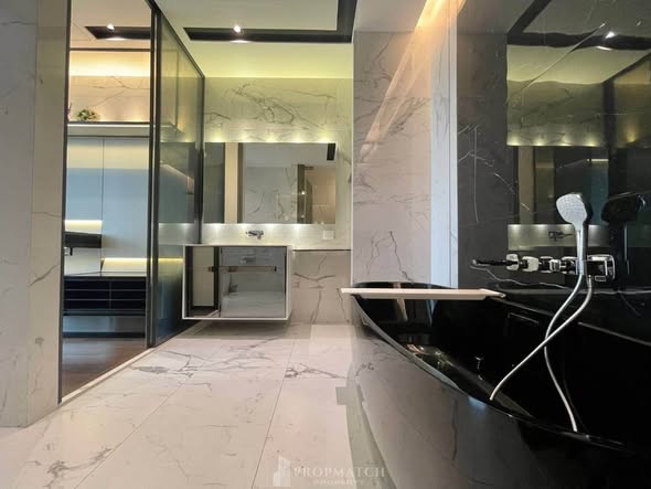 bathroom of The Bangkok Thonglor