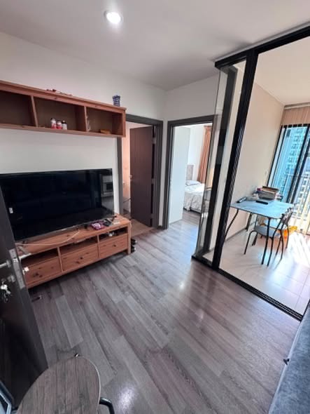 bedroom and room interior of The Base Park East