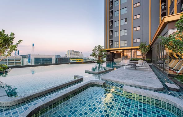 pool of THE BASE Phetchaburi-Thonglor เดอะ เบส เพชรบุรี – ทองหล่อ