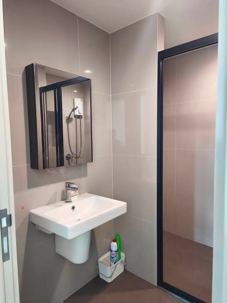 room interior and bathroom of THE BASE Phetchaburi-Thonglor เดอะ เบส เพชรบุรี – ทองหล่อ