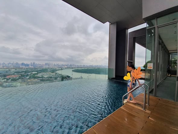 pool of The Breeze Naradhiwas