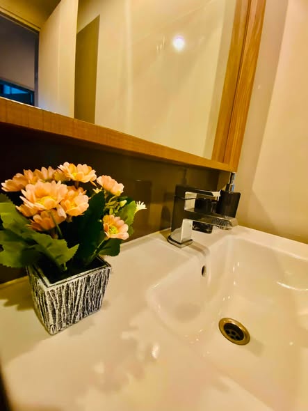 bathroom of The Capital Condo Ekkamai-Thong Lo