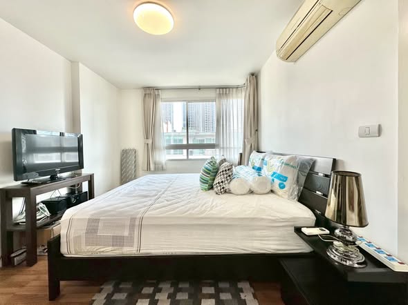 bedroom of The Clover