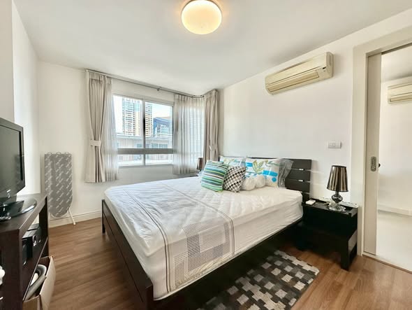 bedroom of The Clover