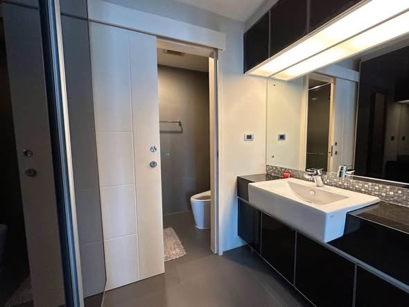 bathroom of The Crest Sukhumvit 34
