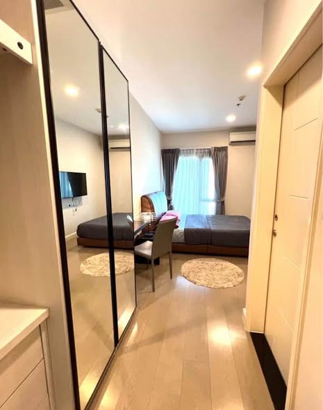 bedroom and room interior of The Crest Sukhumvit 34