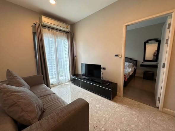 living room and bedroom of The Crest Sukhumvit 34
