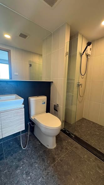 bathroom of The Cube Loft Srinakarin